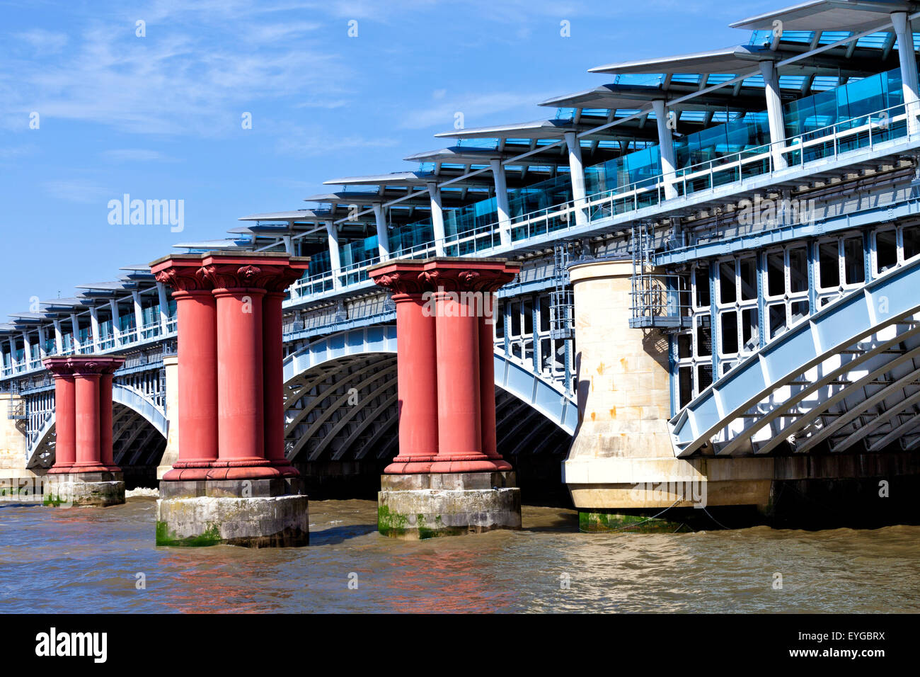 Voir à partir de la rive sud du côté ouest de fer wrough arch London Blackfriars pont de chemin de fer avec des plateformes crossing River Thames Banque D'Images
