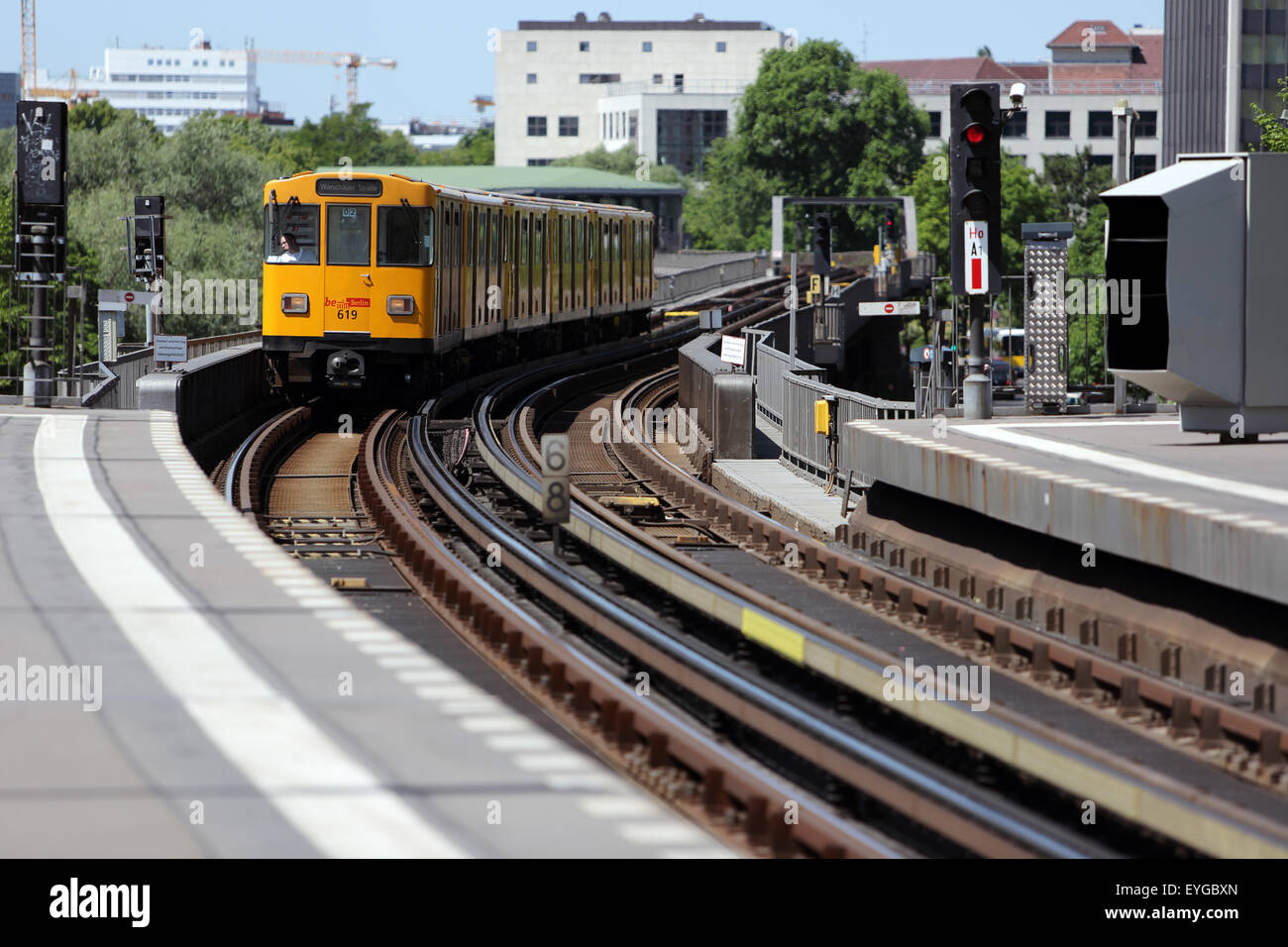 Berlin, Allemagne, le train de la ligne de métro U1 entre deux stations Banque D'Images