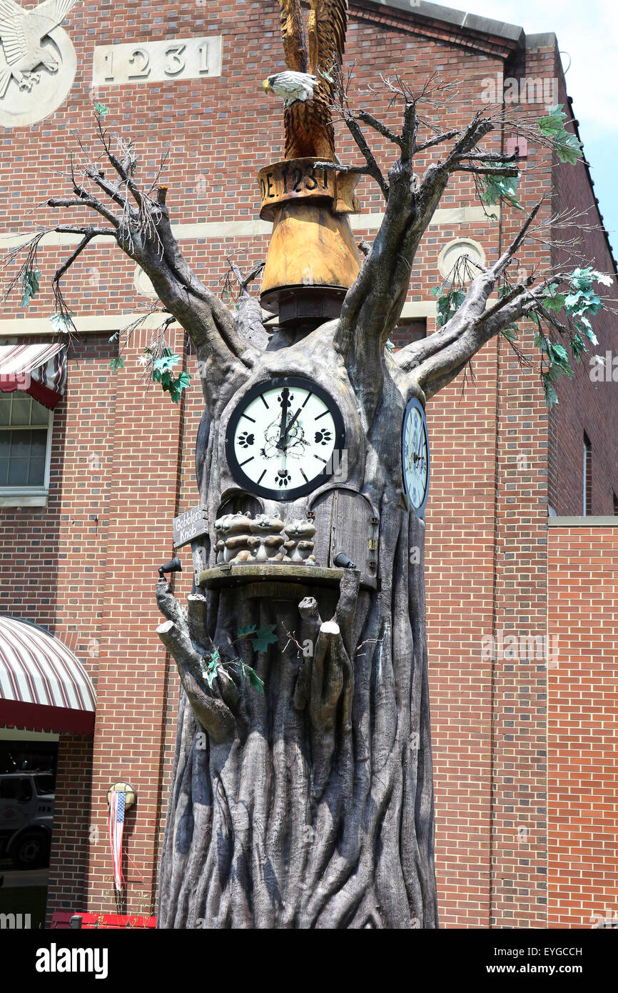 Punxsutawney, USA, de l'horloge en face de l'American Eagles Club Banque D'Images