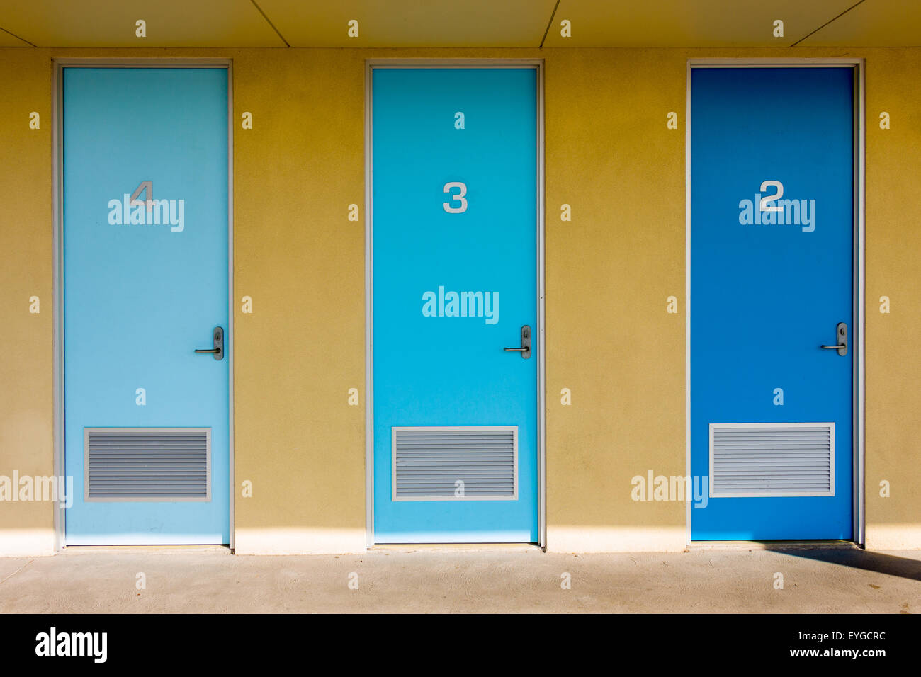 Trois portes de différentes nuances de bleu. Banque D'Images