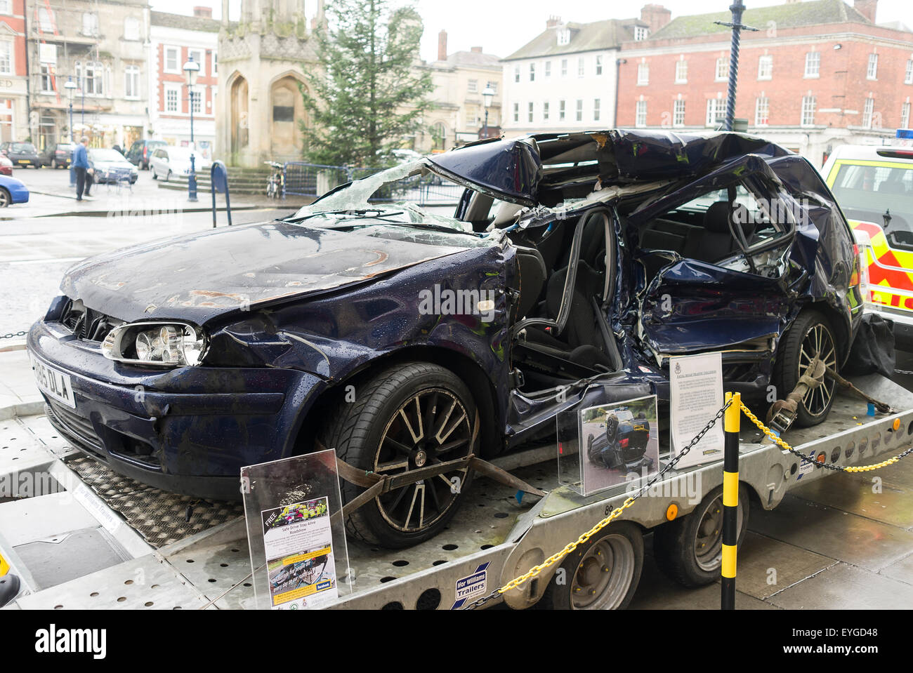 L'épave d'une voiture illustré par la police lors d'un verre au courant avant Noël campagne Banque D'Images