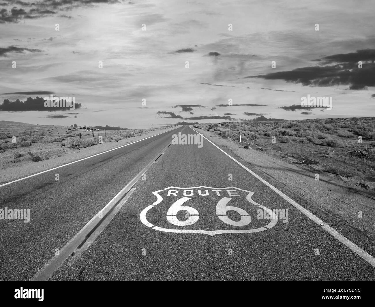 Signe de la chaussée Route 66 noir et blanc dans le désert de Mojave en Californie. Banque D'Images