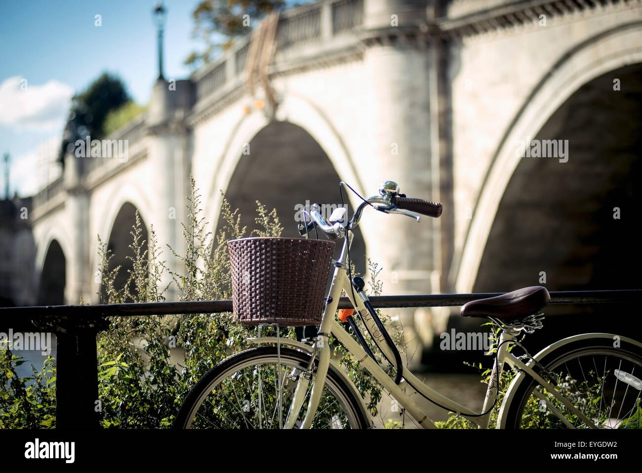Royaume-uni, Angleterre, Londres, Richmond, Richmond Park, location garée près de Richmond Bridge Banque D'Images