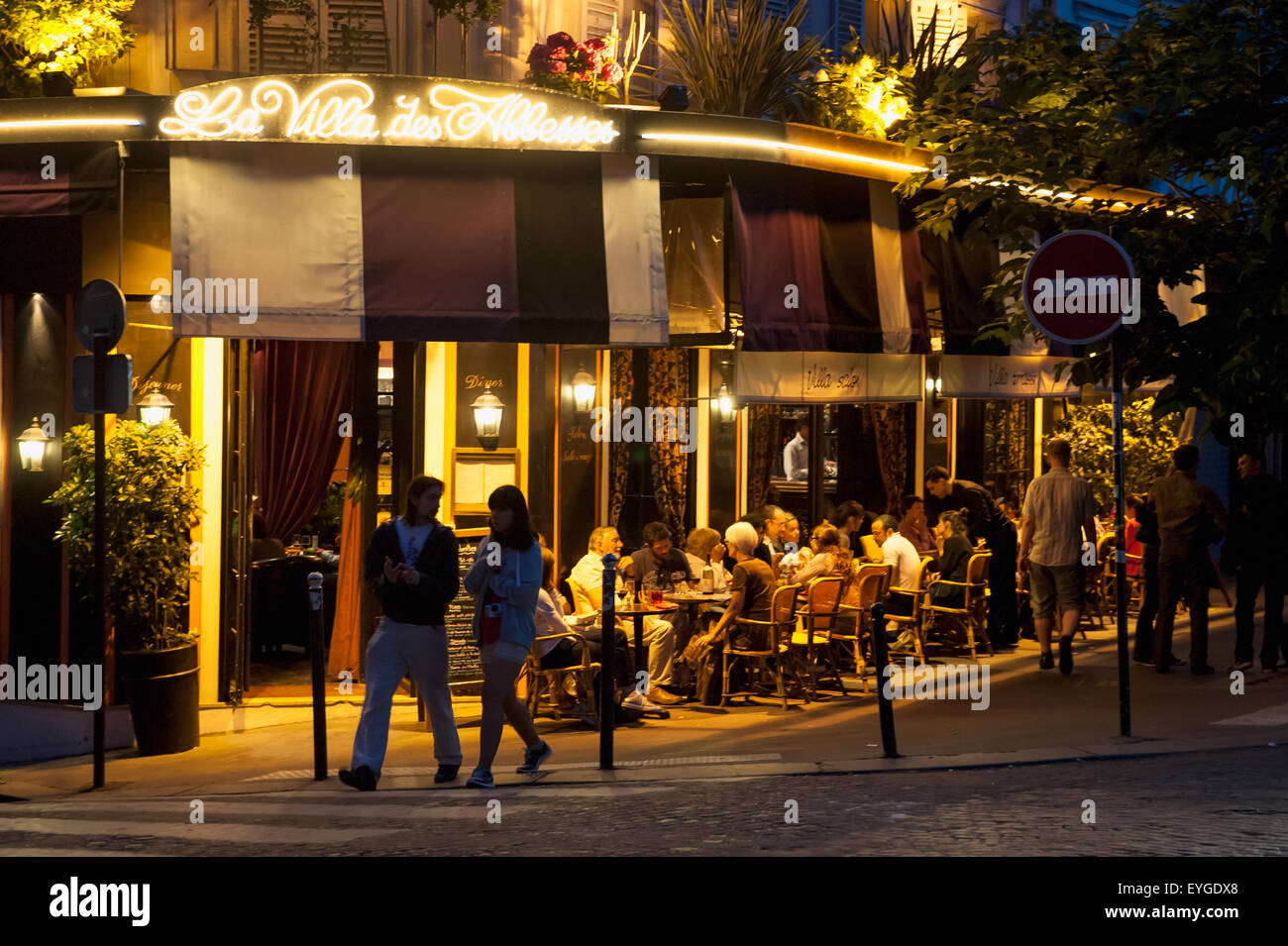 France, Paris, Montmartre, aux personnes bénéficiant d'une nuit d'été at sidewalk cafe Banque D'Images