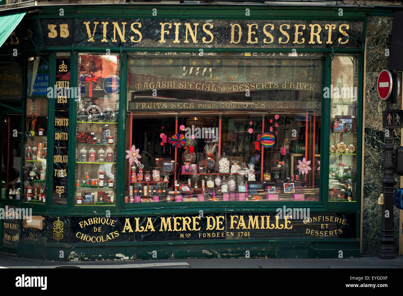 France, Paris ; magasin de bonbons traditionnels Banque D'Images