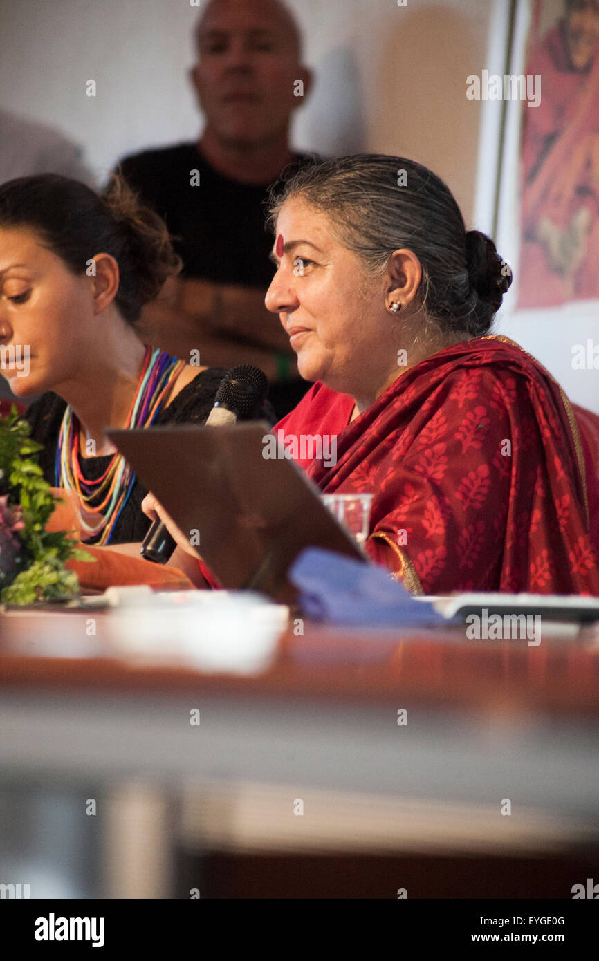 Sardaigne, Italie. 28 juillet, 2015. Vandana Shiva activiste indien au cours d'un discours public organisé par l'ISDE (médecins pour l'environnement Association) sur la souveraineté alimentaire et la durabilité de la Terre à la Nuraghe Losa Centre Culturel, dans l'île italienne de Sardaigne, le mardi 28 juillet, 2015. Credit : Paola Lai/Alamy Live News Banque D'Images