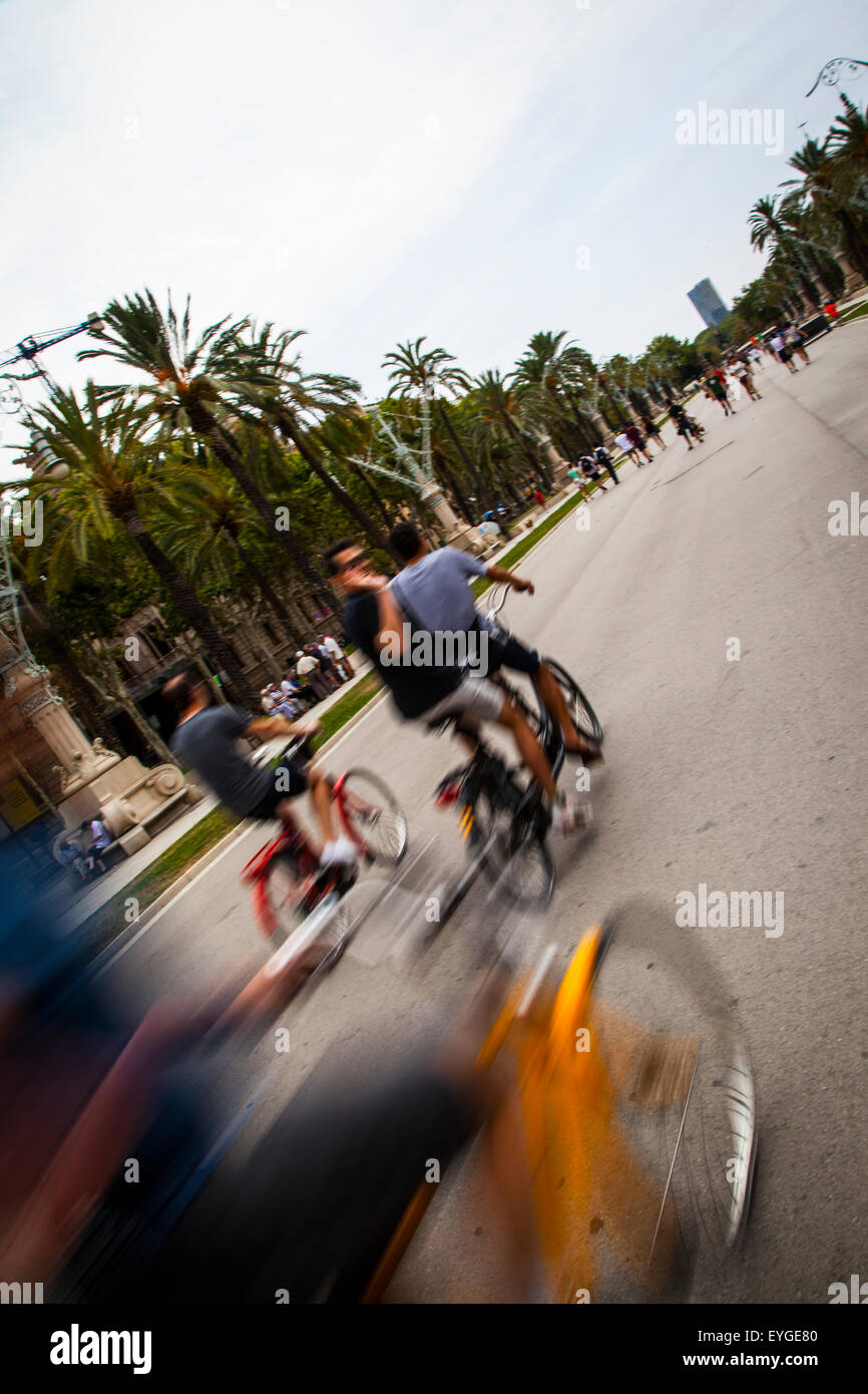 Les touristes pour aller à bicyclette dans le Parc de la Ciutadella Banque D'Images