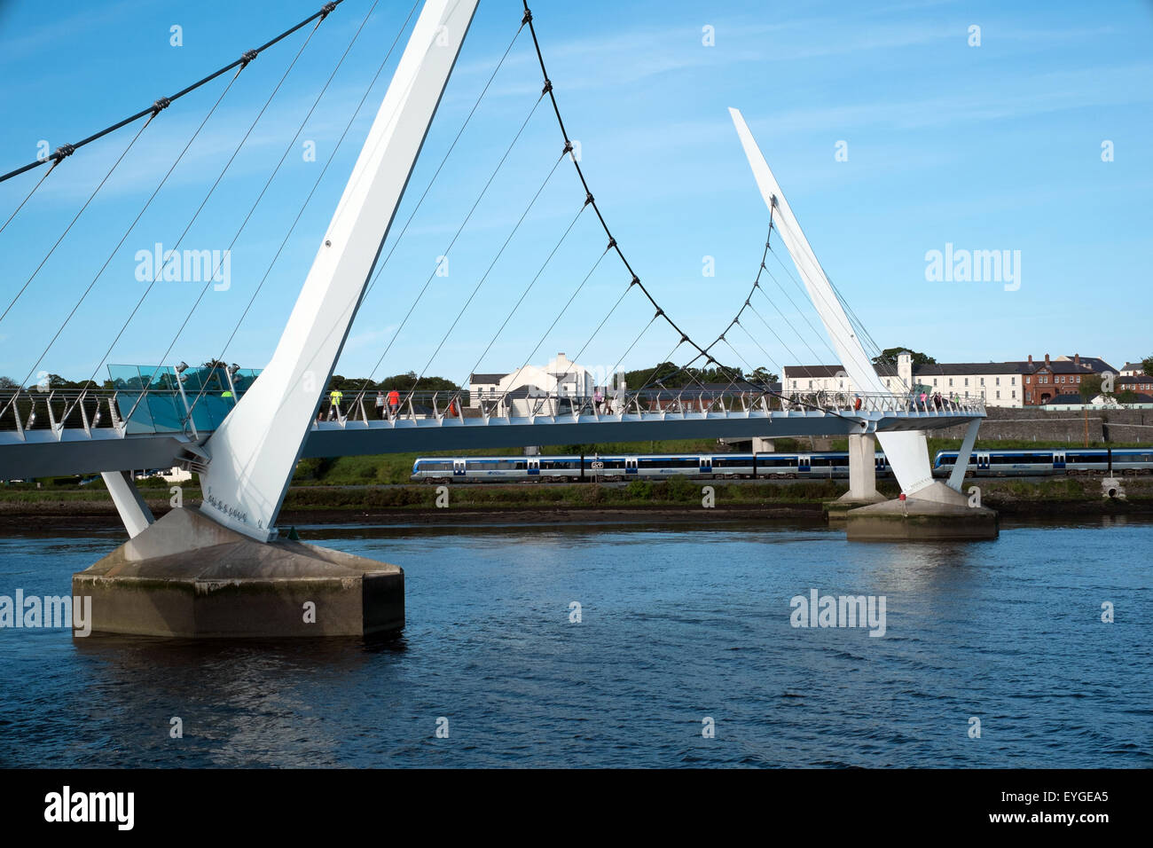 Un train passe le pont de la paix en Irlande du Nord Londonderry Derry Banque D'Images