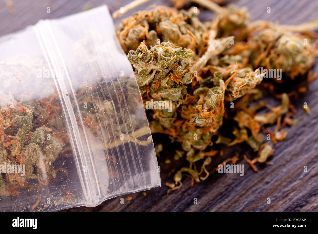 Close up cannabis séché ou feuilles de marijuana utilisée pour la médecine ou de médicaments psychoactifs sur le dessus de la table Banque D'Images