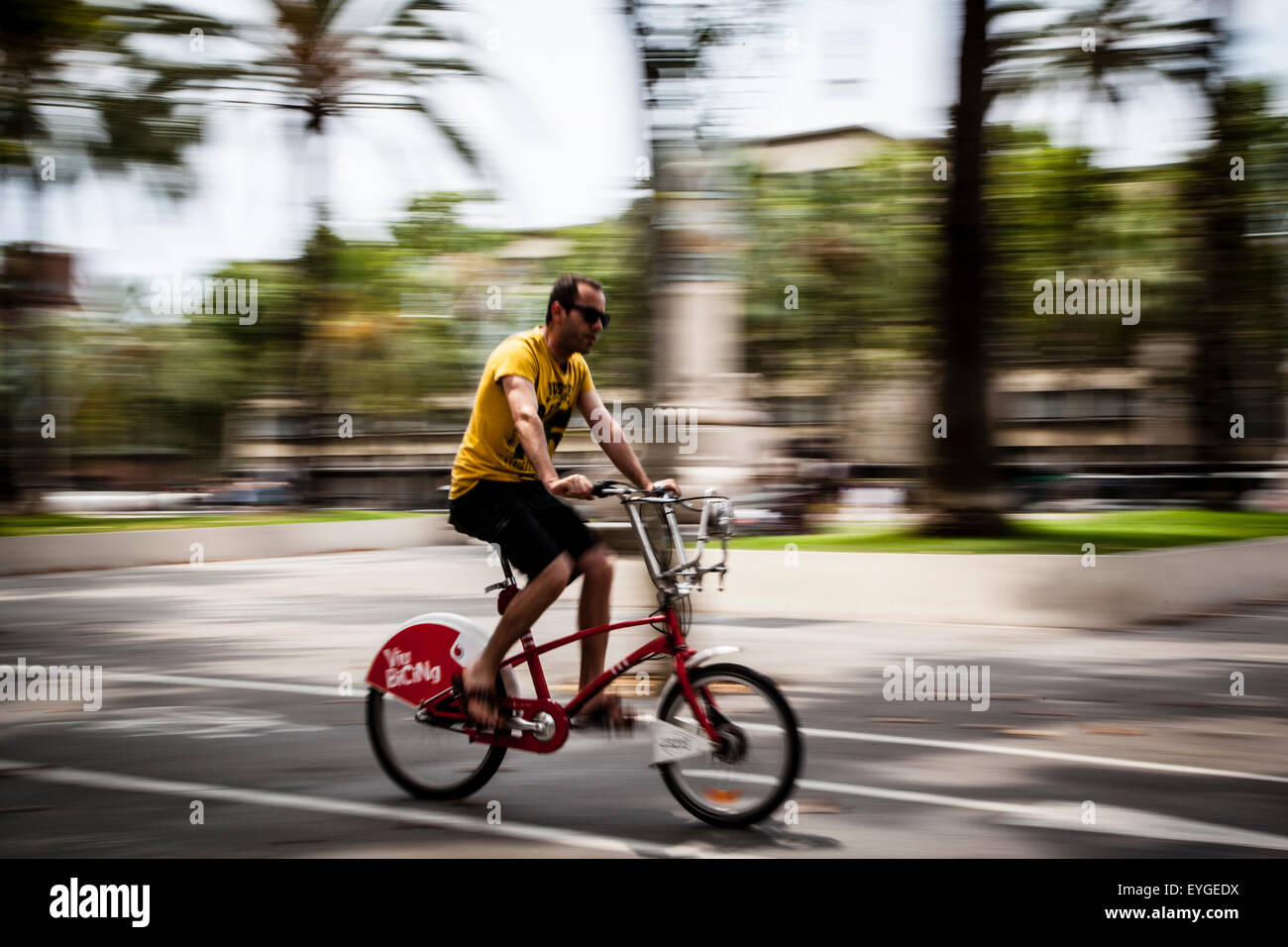 Les touristes pour aller à bicyclette dans le Parc de la Ciutadella Banque D'Images