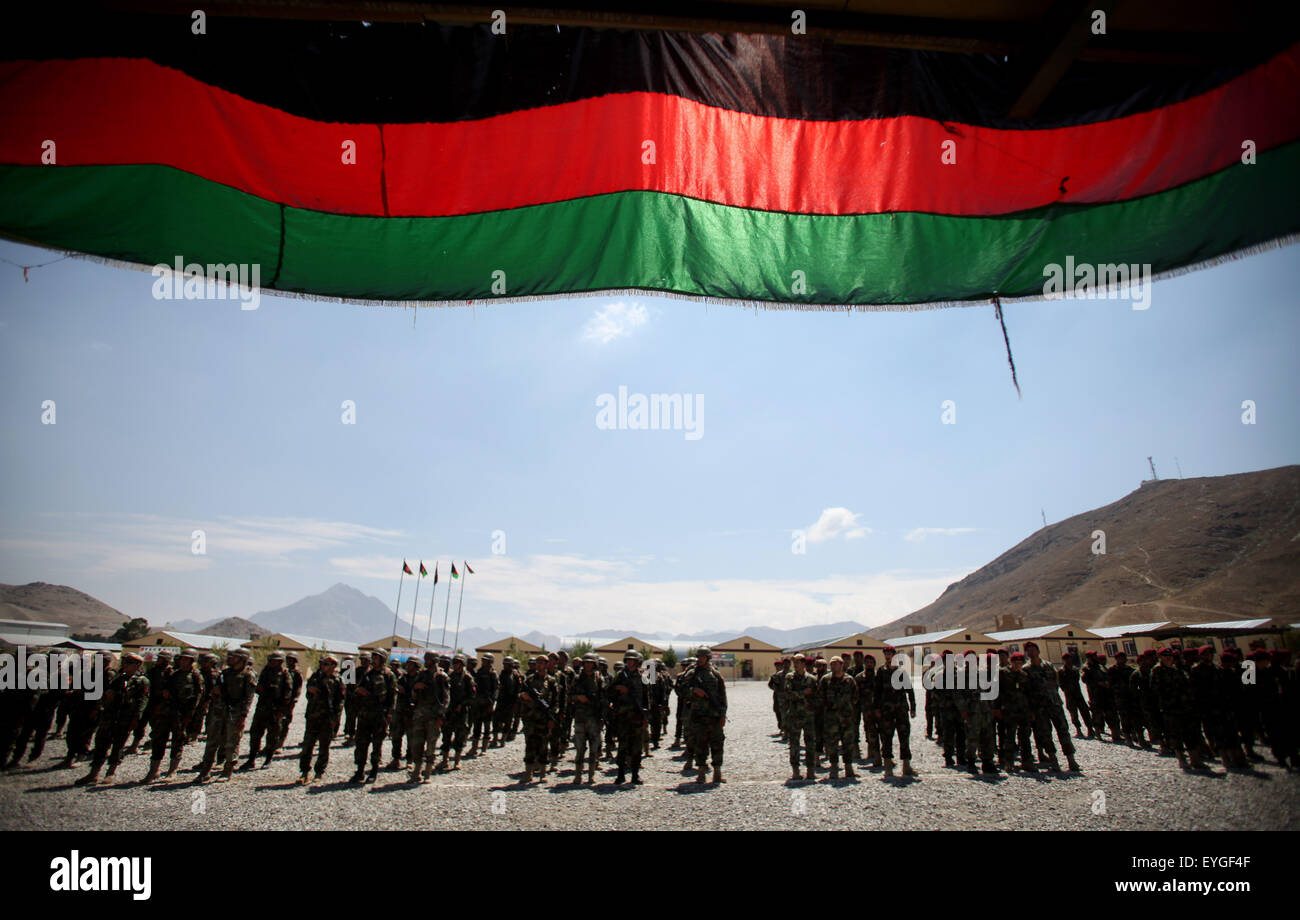 Kaboul, Afghanistan. 29 juillet, 2015. L'armée nationale afghane des forces spéciales commando assister à leur cérémonie de remise de diplômes à Kaboul, Afghanistan, le 29 juillet 2015. Un total de 138 membres de l'armée nationale afghane des forces spéciales commando a obtenu son diplôme après trois mois de formation à Kaboul le jeudi. Credit : Ahmad Massoud/Xinhua/Alamy Live News Banque D'Images