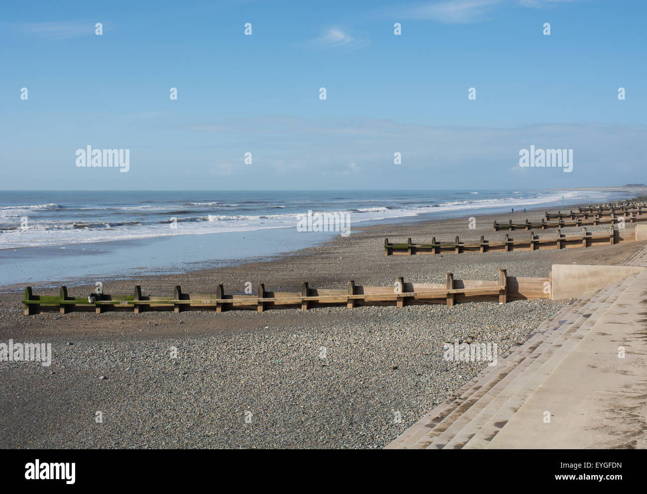 La plage à Tywyn, dans le Nord du Pays de Galles, avec des épis parallèles Banque D'Images