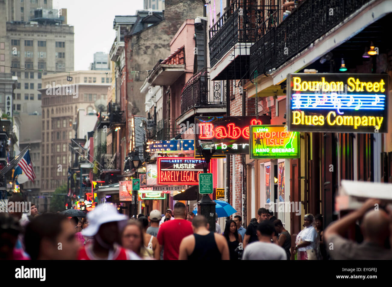 USA, Louisiane, French Quarter, New Orleans, Bourbon Street, Vue sur rue et signes magasin crowdy Banque D'Images