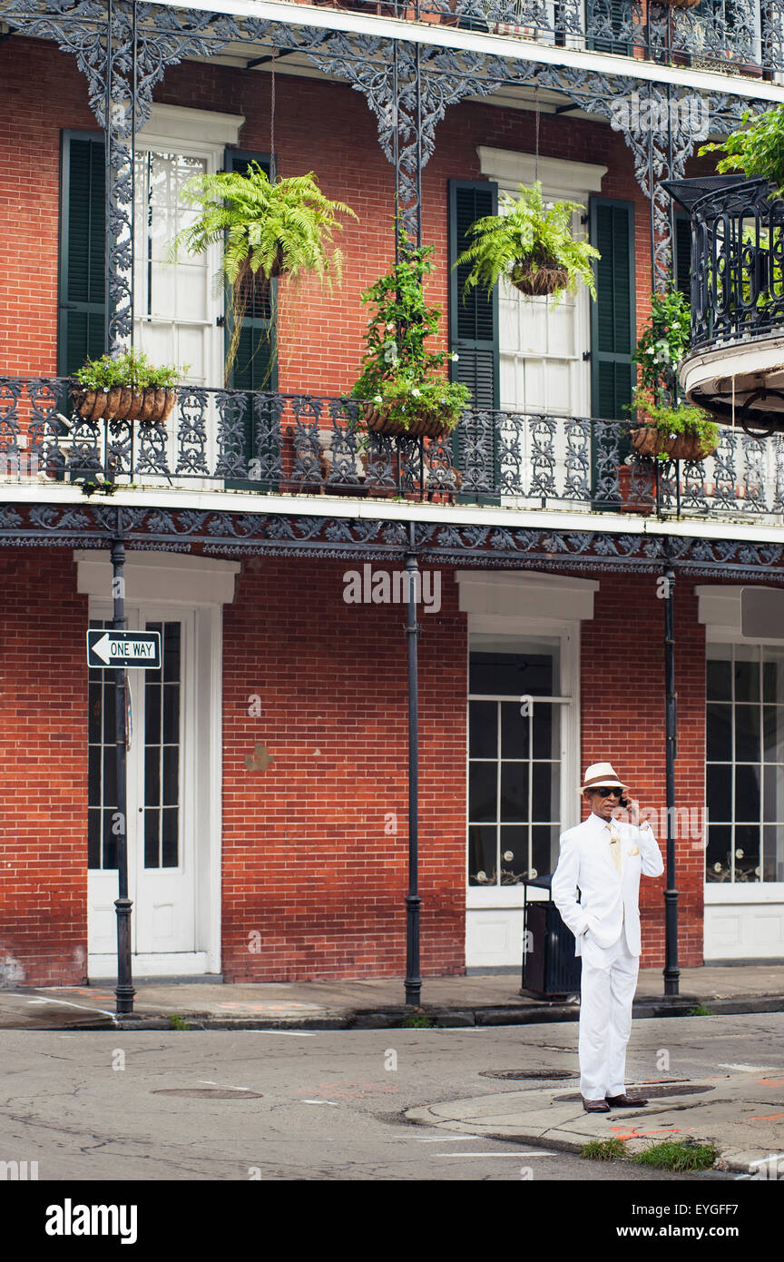 USA, Louisiane, Quartier français, la Nouvelle Orléans, l'homme en costume blanc debout devant des savoirs traditionnels housel Banque D'Images