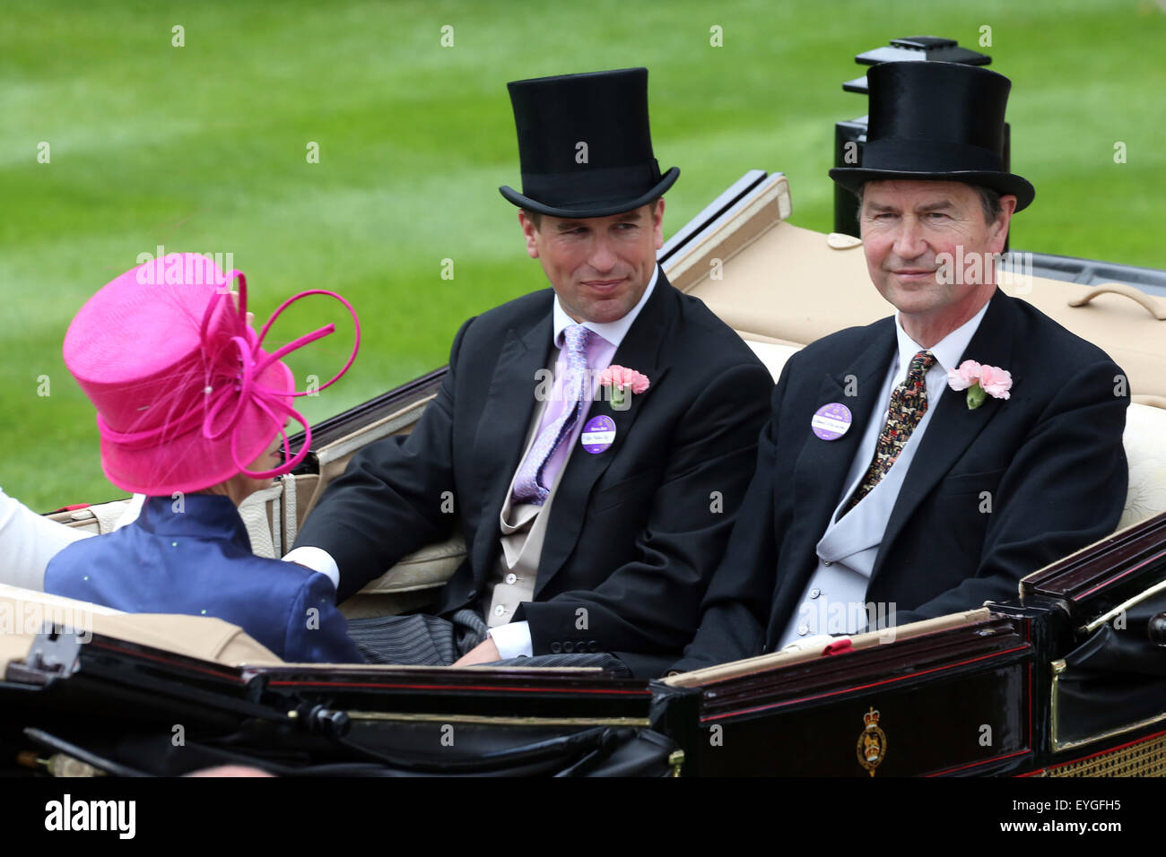 Ascot, Royaume-Uni, Peter Phillips (à gauche) et Sir Tim Laurence assis dans un chariot Banque D'Images