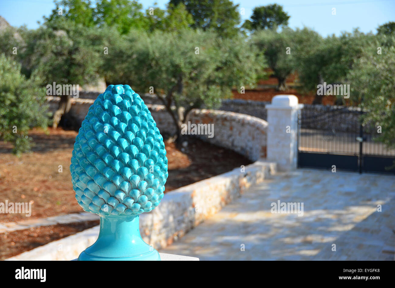 La pomme de pin est un symbole de bonne chance sur cette villa dans les  Pouilles, Italie Photo Stock - Alamy