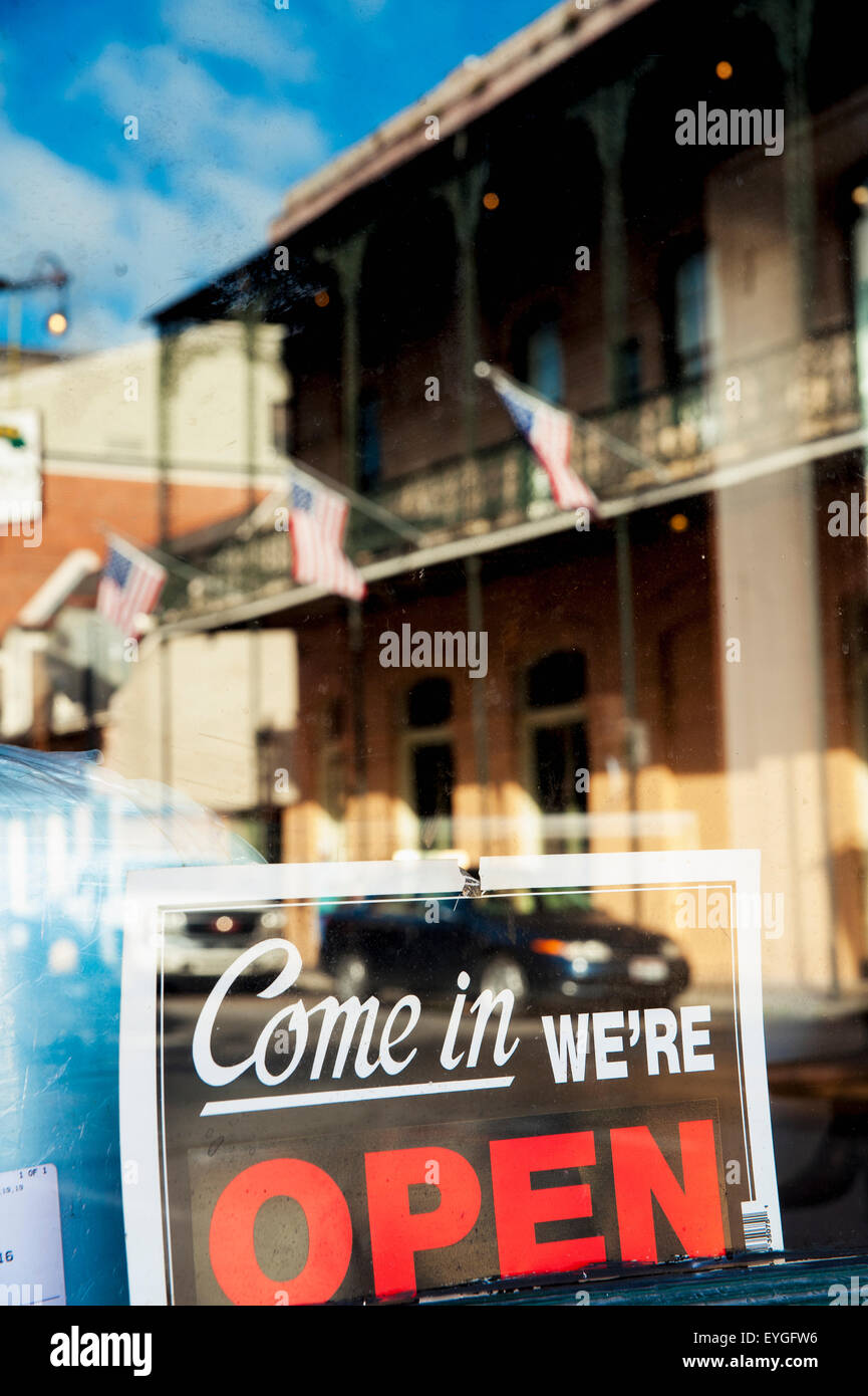 USA, Louisiane, French Quarter, New Orleans, bâtiment traditionnel reflète dans shop window Banque D'Images