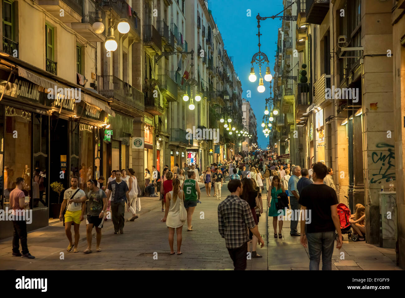 L'Espagne, occupé Carrer Ferran la nuit, Barcelone Banque D'Images