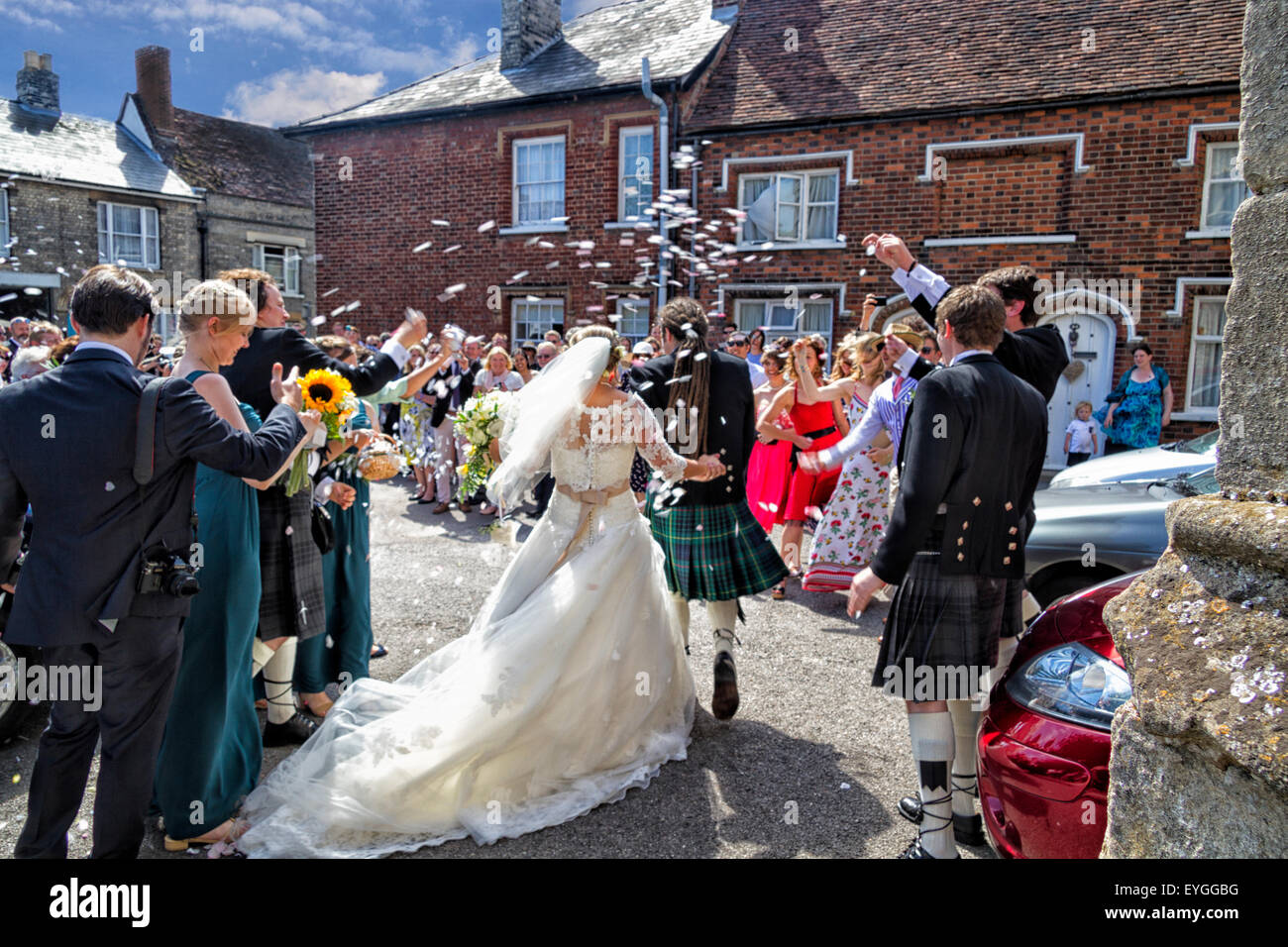 Bride and Groom laissant église après la cérémonie de mariage. Banque D'Images