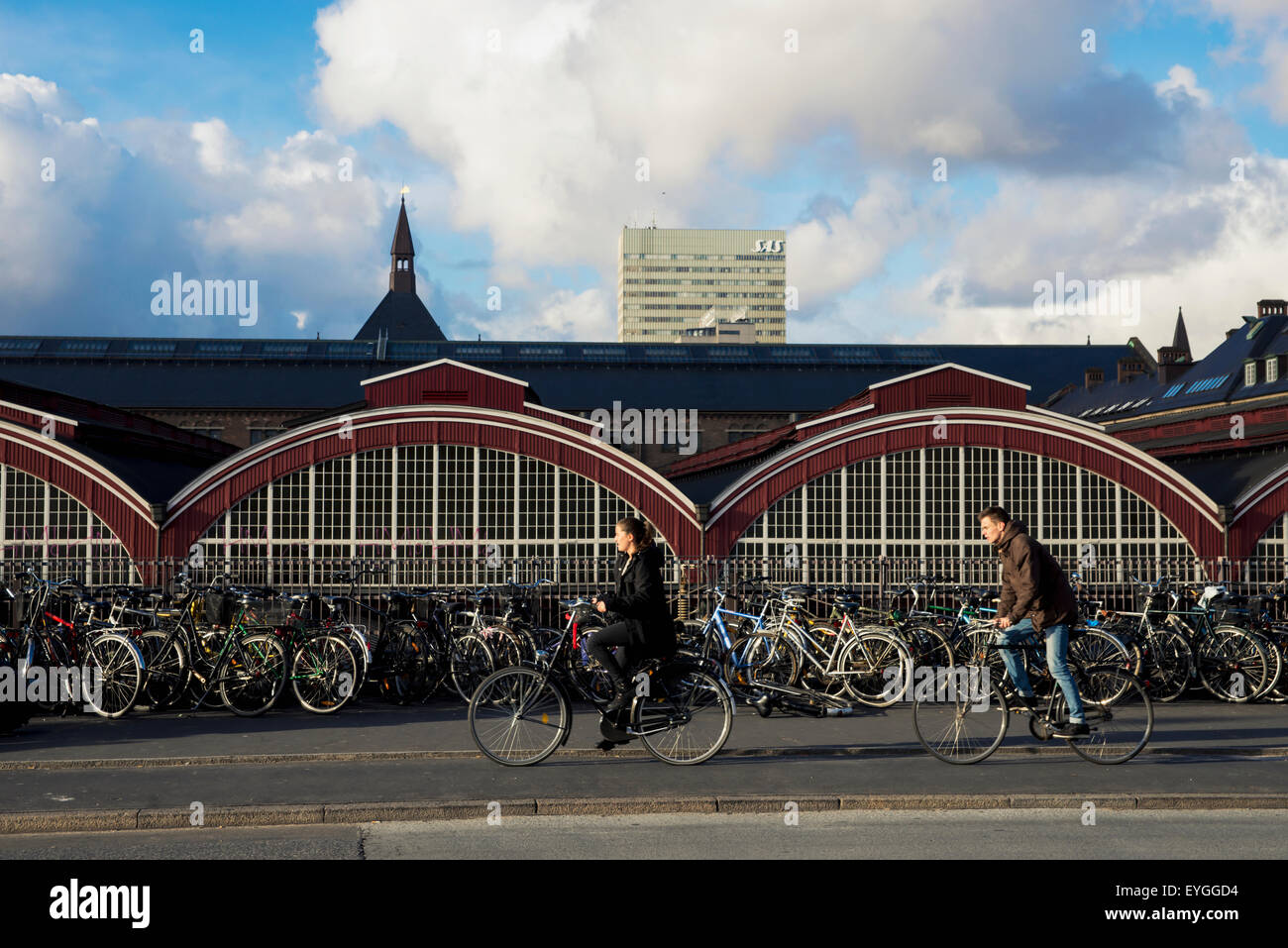 Le Danemark, les cyclistes en passant en face de la gare centrale de Copenhague ; Banque D'Images