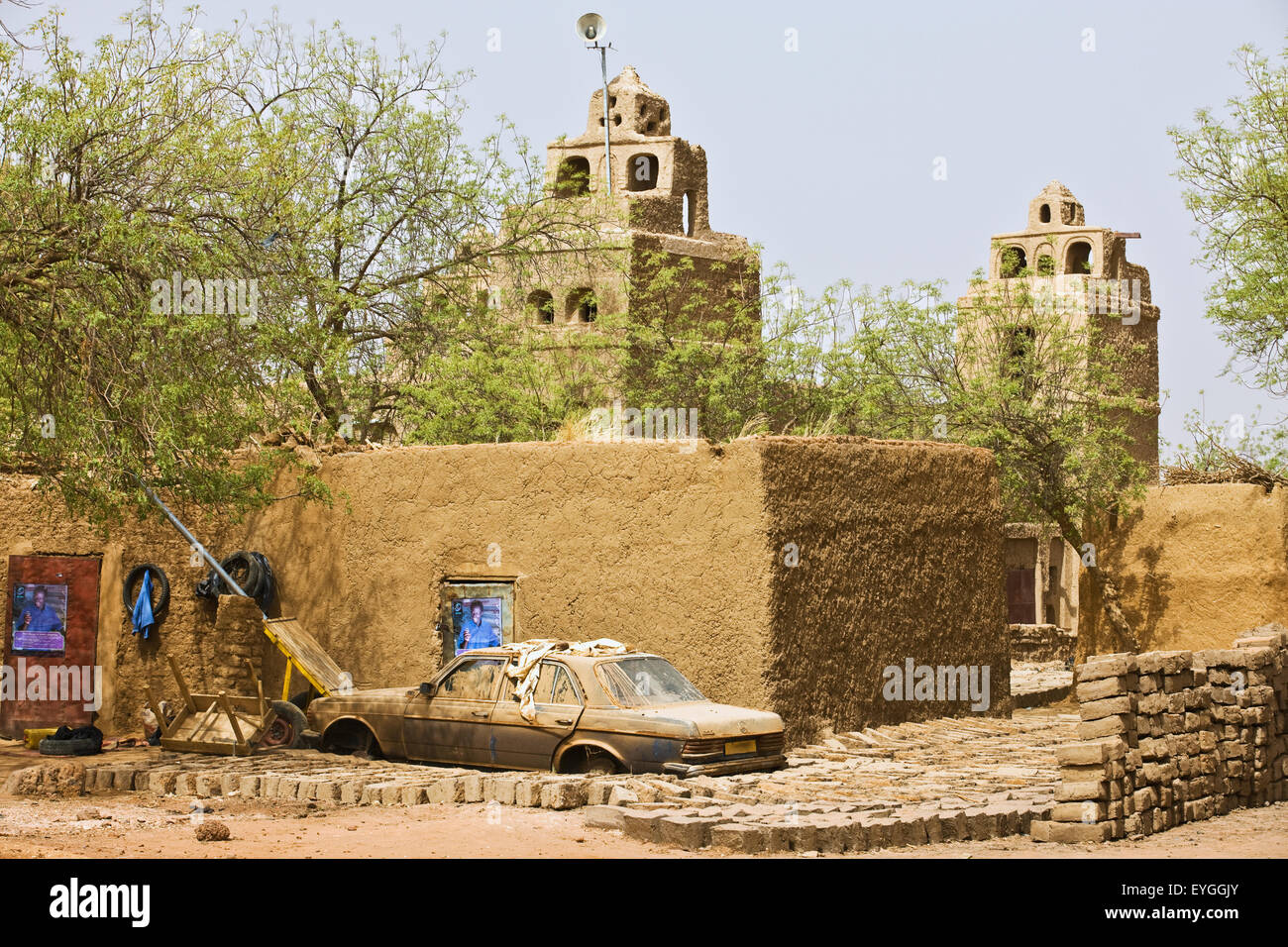 Au Niger, le Centre du Niger, Tahoa, région de la mosquée du village en pisé traditionnel en arrière-plan ; Yaama Village Banque D'Images