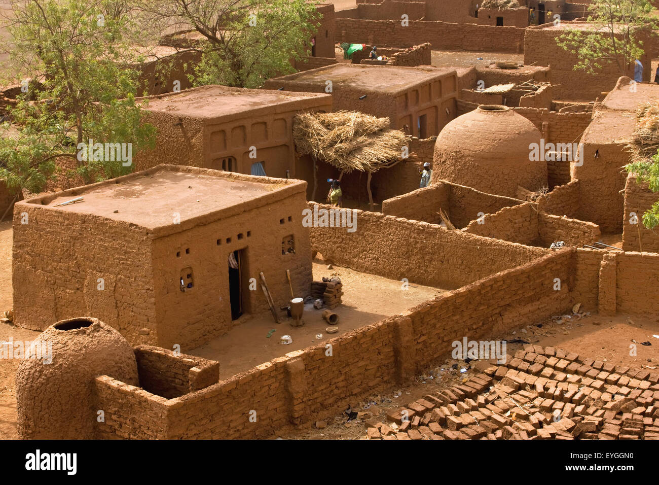 Au Niger, le Centre du Niger, Tahoa, du toit de sa célèbre mosquée de vendredi ; Yaama Village, vue aérienne du Village de Yaama Banque D'Images