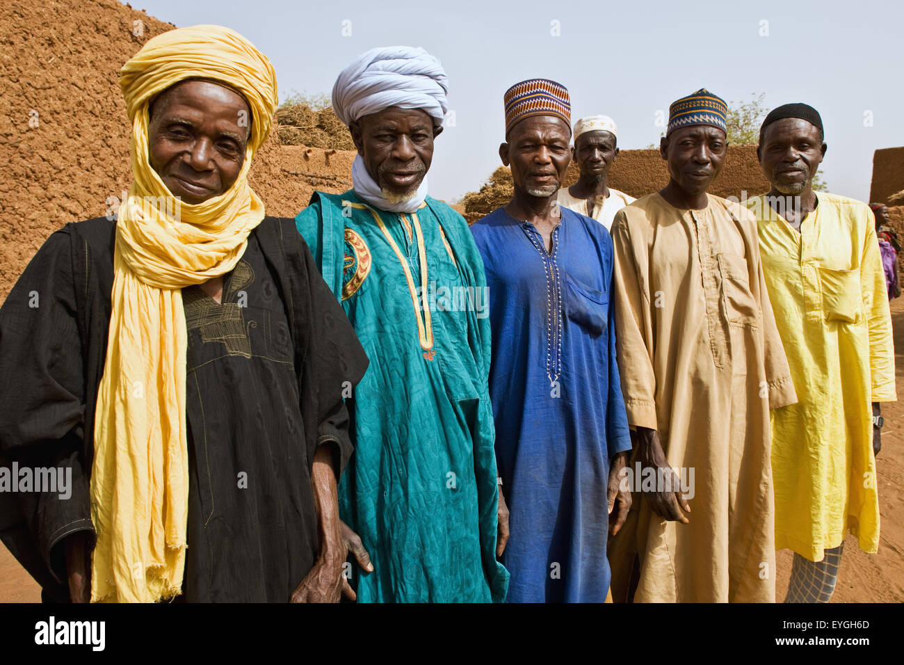 Au Niger, le Centre du Niger, Tahoa, Portrait of senior homme portant des vêtements traditionnels ; Yaama Village Banque D'Images