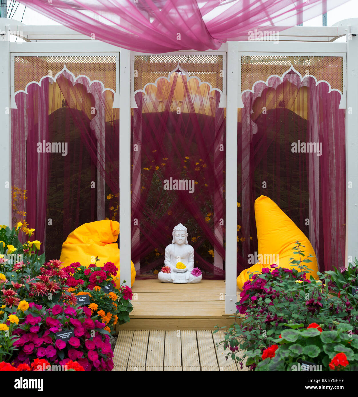Statue de Bouddha dans le jardin un spectacle au jardin jardins Ball Colegrave Journée Portes Ouvertes 2015. Adderbury, Banbury, Oxfordshire, Angleterre Banque D'Images