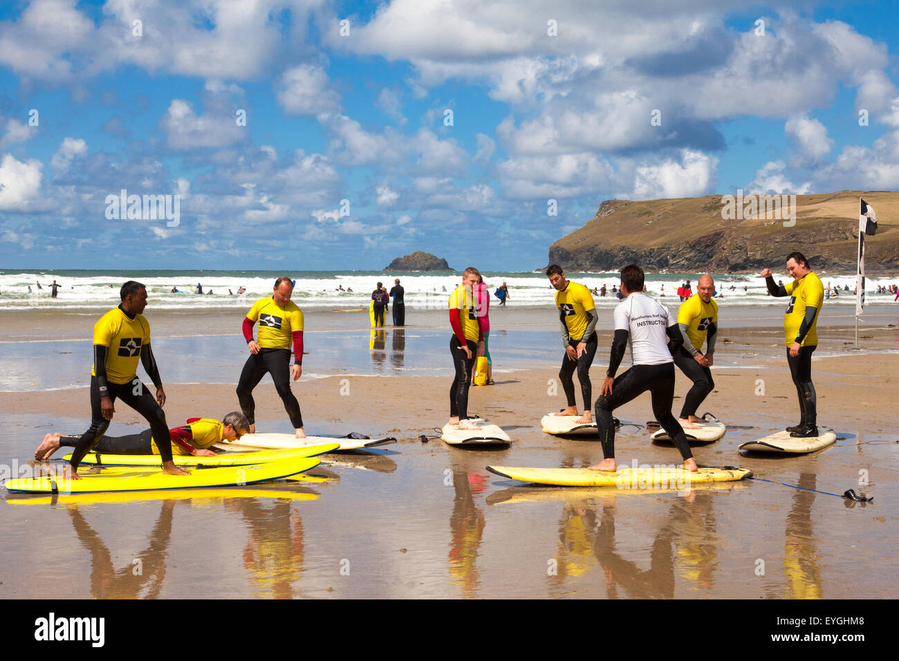 Polzeath, Cornwall, Royaume-Uni 29 Juillet 2015. Des cours de surf au soleil et haute température de jour de 18C sur la plage de Polzeath à Cornwall. Situé sur la côte Atlantique du nord des Cornouailles, la plage est très prisée des surfeurs et les familles. Credit : Mark Richardson/Alamy Live News Banque D'Images