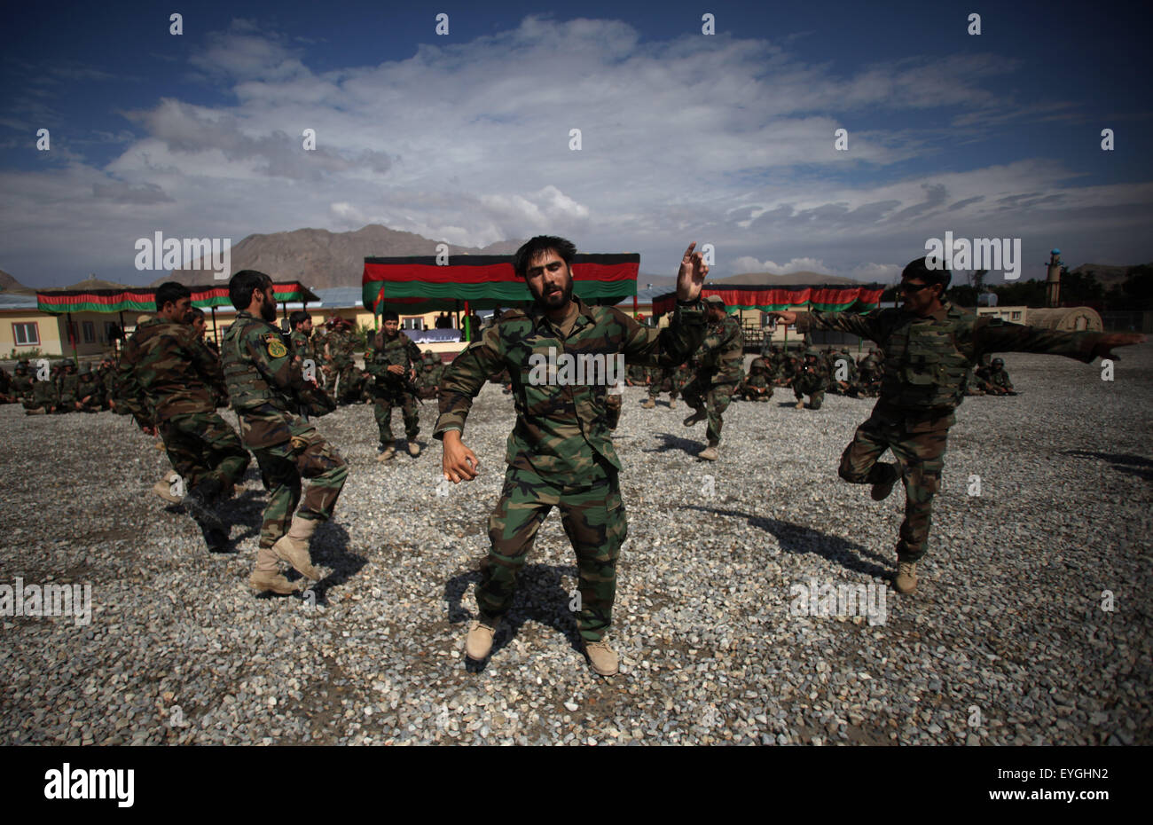 Kaboul, Afghanistan. 29 juillet, 2015. Des soldats de l'armée nationale afghane des forces spéciales commando effectuer la danse traditionnelle lors d'une cérémonie à Kaboul, Afghanistan, le 29 juillet 2015. Un total de 138 membres de l'armée nationale afghane des forces spéciales commando a obtenu son diplôme après trois mois de formation à Kaboul le jeudi. Credit : Ahmad Massoud/Xinhua/Alamy Live News Banque D'Images