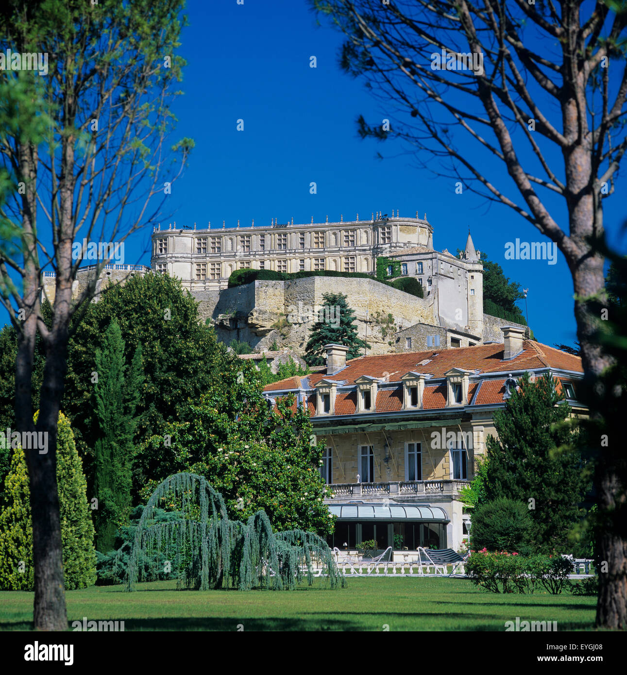 L'hôtel 'Le Manoir de la Roseraie' et château, Grignan, Drôme, Provence, France, Europe Banque D'Images