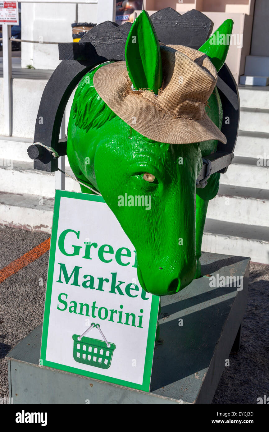 Âne en plastique de couleur verte devant un magasin, Fira Santorini, île grecque, Grèce Banque D'Images