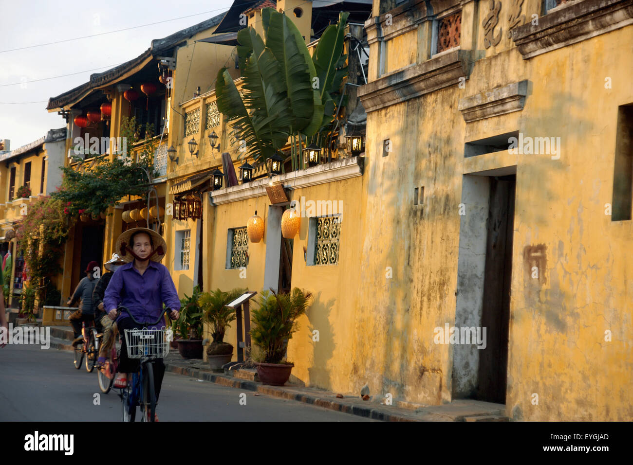 Maisons de style colonial français au coucher du soleil dans la ville historique de Hoi An, Vietnam Banque D'Images