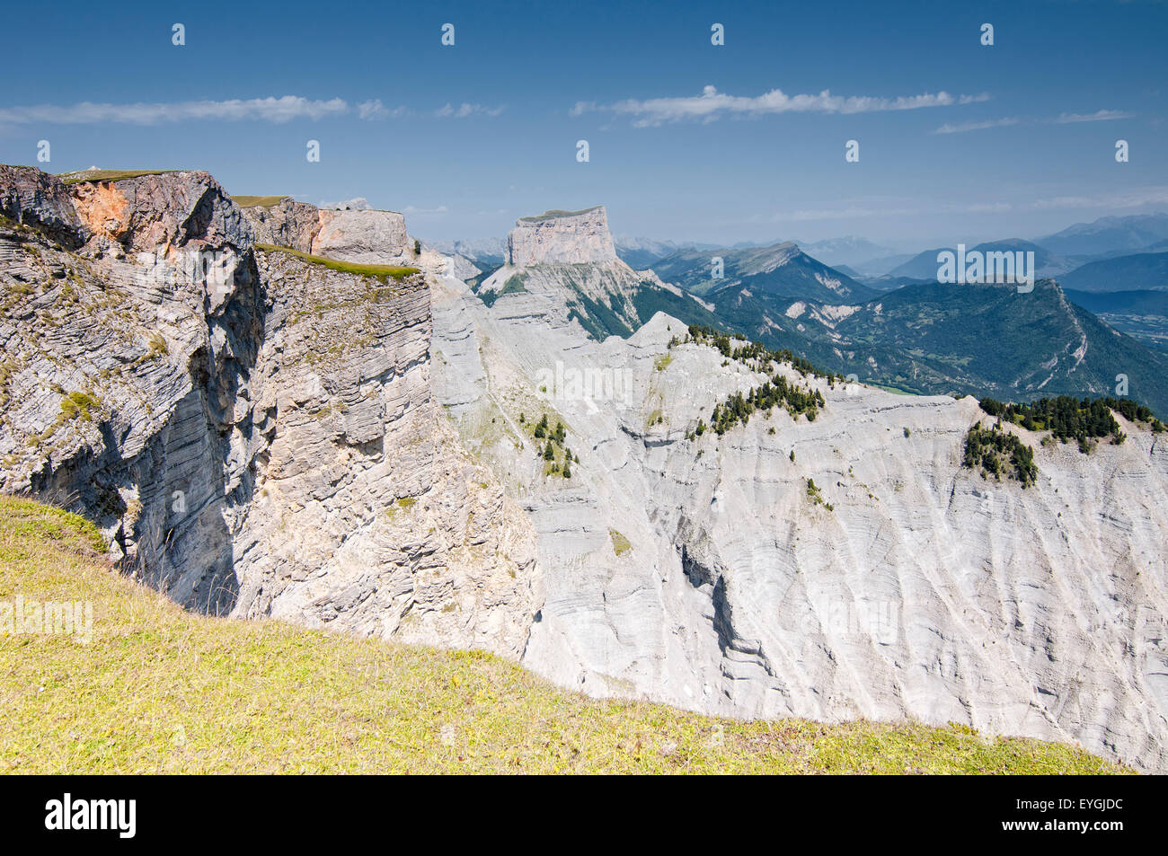 Vue sur Parc Régional du Vercors avec le Mont Aiguille en arrière-plan. Isere. Alpes françaises. La France. Banque D'Images
