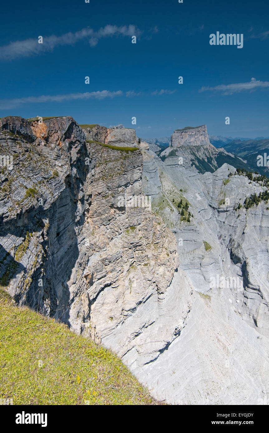 Vue sur Parc Régional du Vercors avec le Mont Aiguille en arrière-plan. Isere. Alpes françaises. La France. Banque D'Images