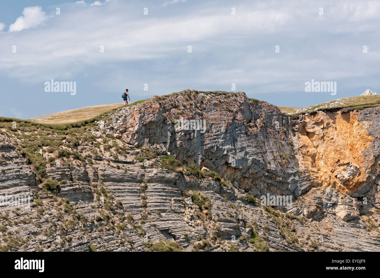 Une personne à côté de la falaise dans les montagnes. Le Parc Régional du Vercors. Isere. Alpes françaises. La France. Banque D'Images