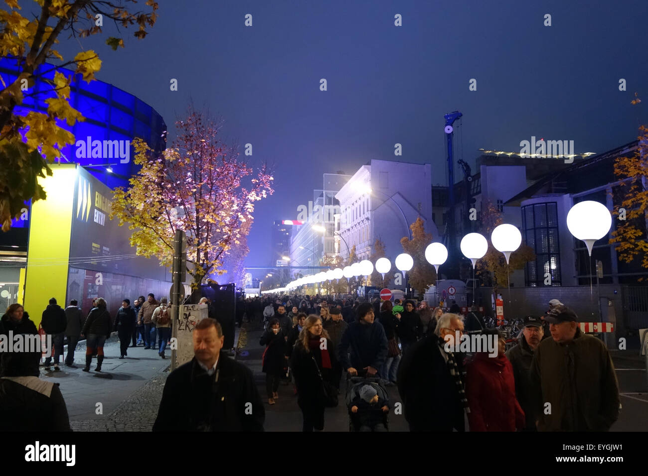 Berlin, Allemagne, installation lumineuse Light frontière sur le 25e anniversaire du mur de Berlin Banque D'Images