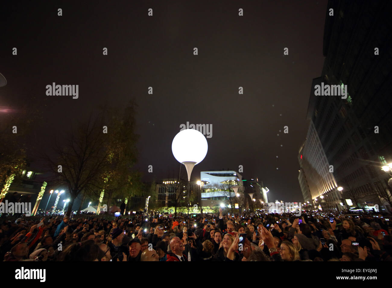 Berlin, Allemagne, installation lumineuse Light frontière sur le 25e anniversaire du mur de Berlin Banque D'Images