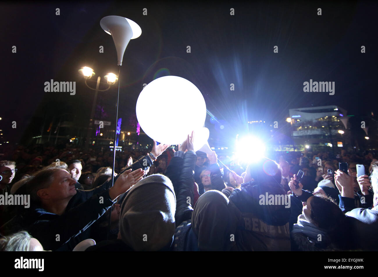 Berlin, Allemagne, installation lumineuse Light frontière sur le 25e anniversaire du mur de Berlin Banque D'Images