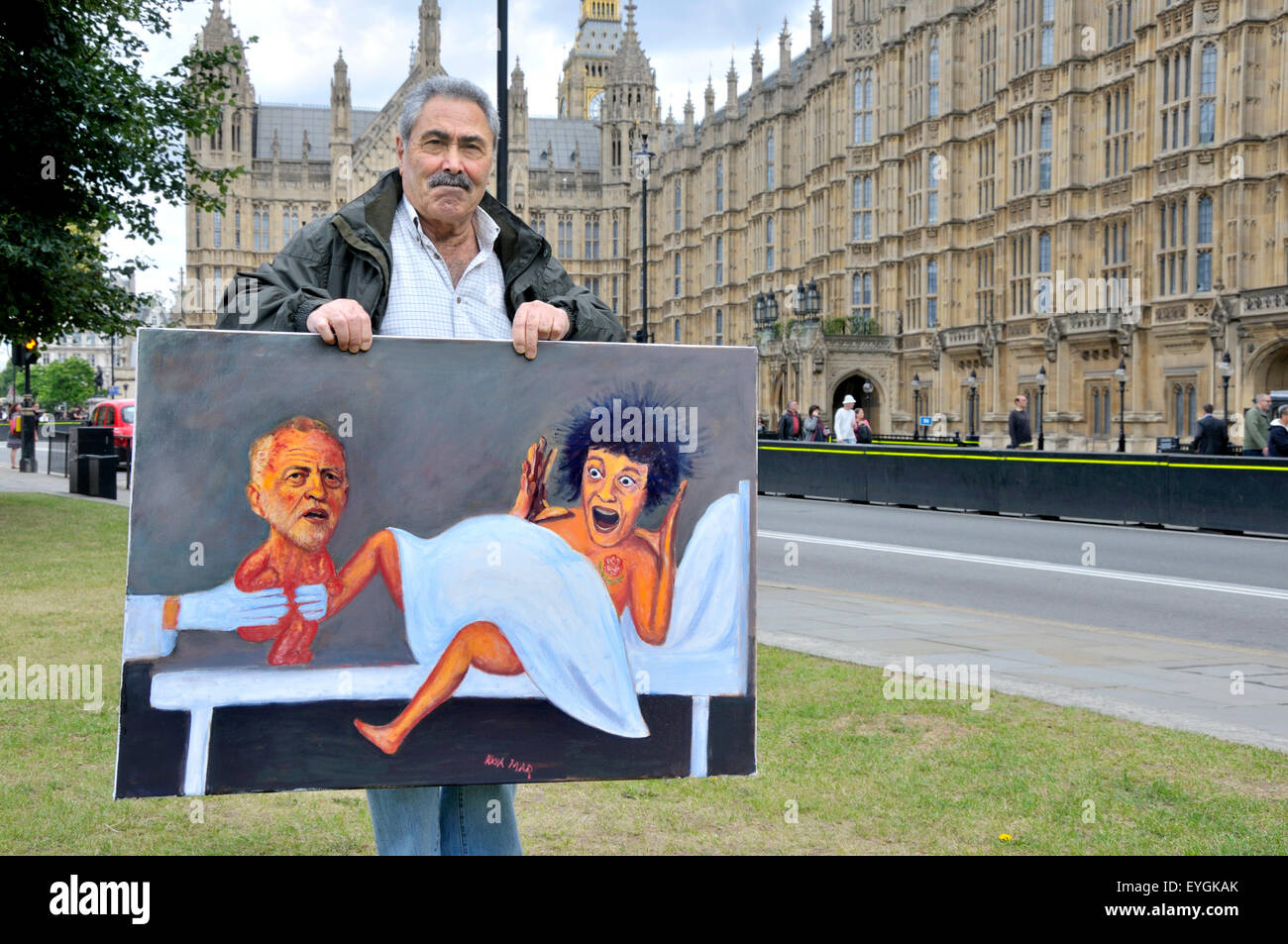 Westminster, London, UK. 29 juillet, 2015. Caricaturiste Kaya Mar dévoile son dernier travail - avec une partie du travail plutôt surpris donnant naissance à Jeremy Corbyn - à l'extérieur du Parlement Crédit : PjrNews/Alamy Live News Banque D'Images