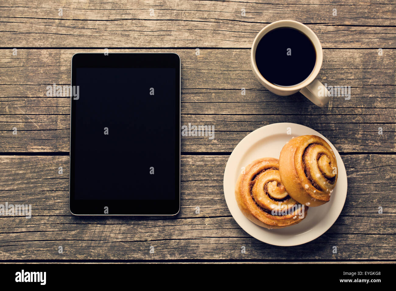 La cannelle, tasse de café et l'ordinateur tablette. Petit-déjeuner d'affaires. Banque D'Images