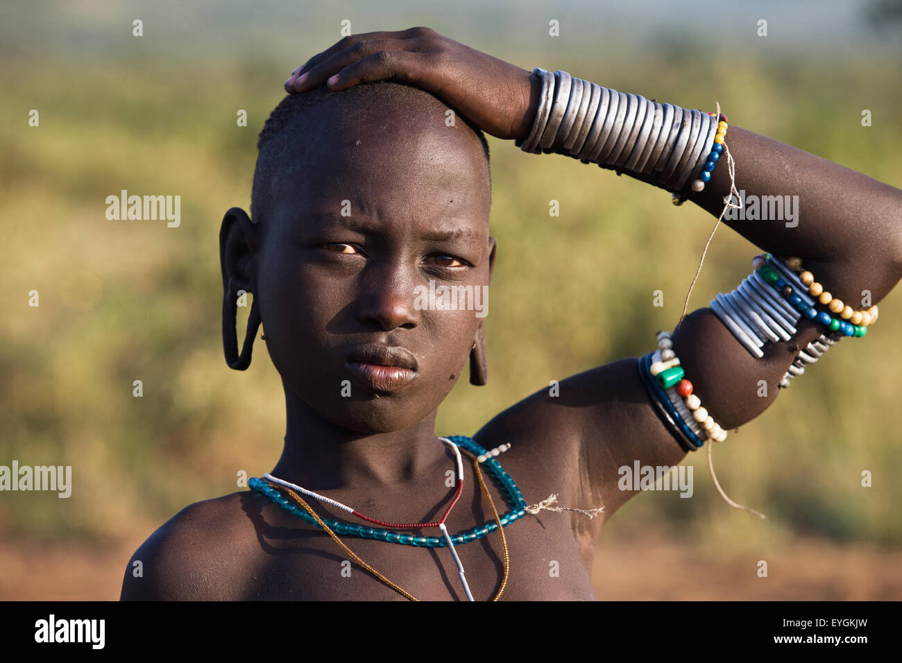 L'Ethiopie, vallée de l'Omo, dans le sud de l'Mursiland, Portrait de jeune garçon ; Dirikoro Morsi Banque D'Images