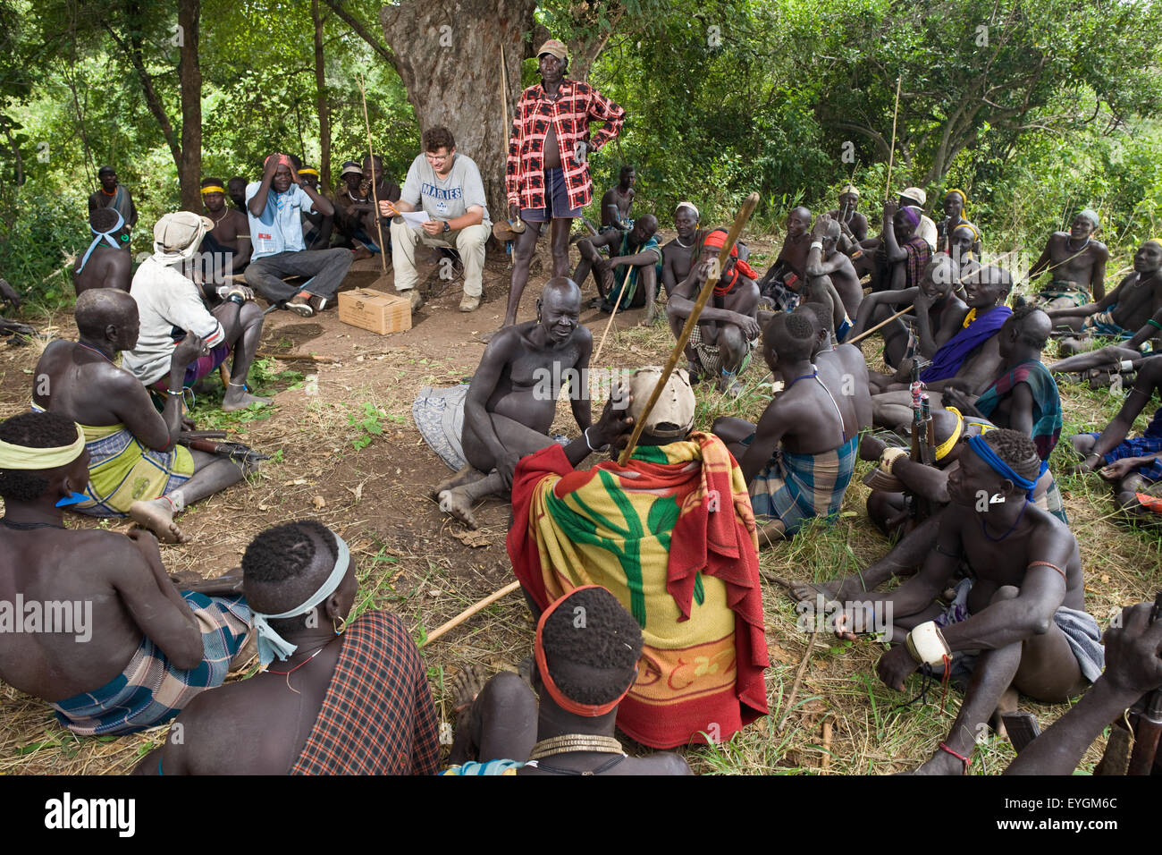 L'Éthiopie, de l'ouest de l'Ethiopie, vallée de l'Omo, dans le sud de l'Mursiland, vue de l'archéologue avec Dirikoro ; gens Mursi Banque D'Images