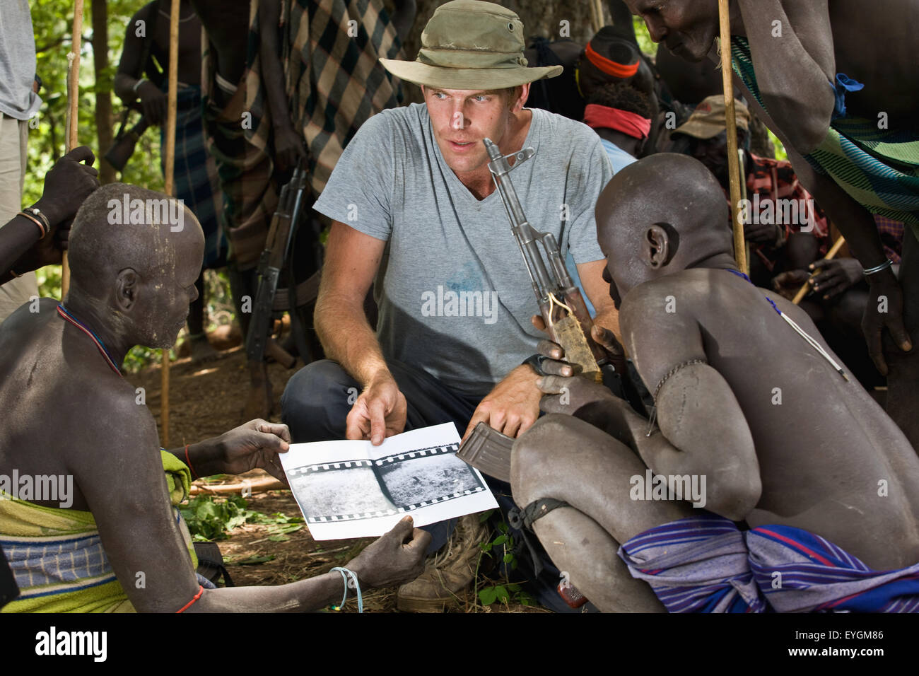 L'Éthiopie, de l'ouest de l'Ethiopie, vallée de l'Omo, dans le sud de l'Mursiland, vue de l'archéologue avec Dirikoro ; gens Mursi Banque D'Images