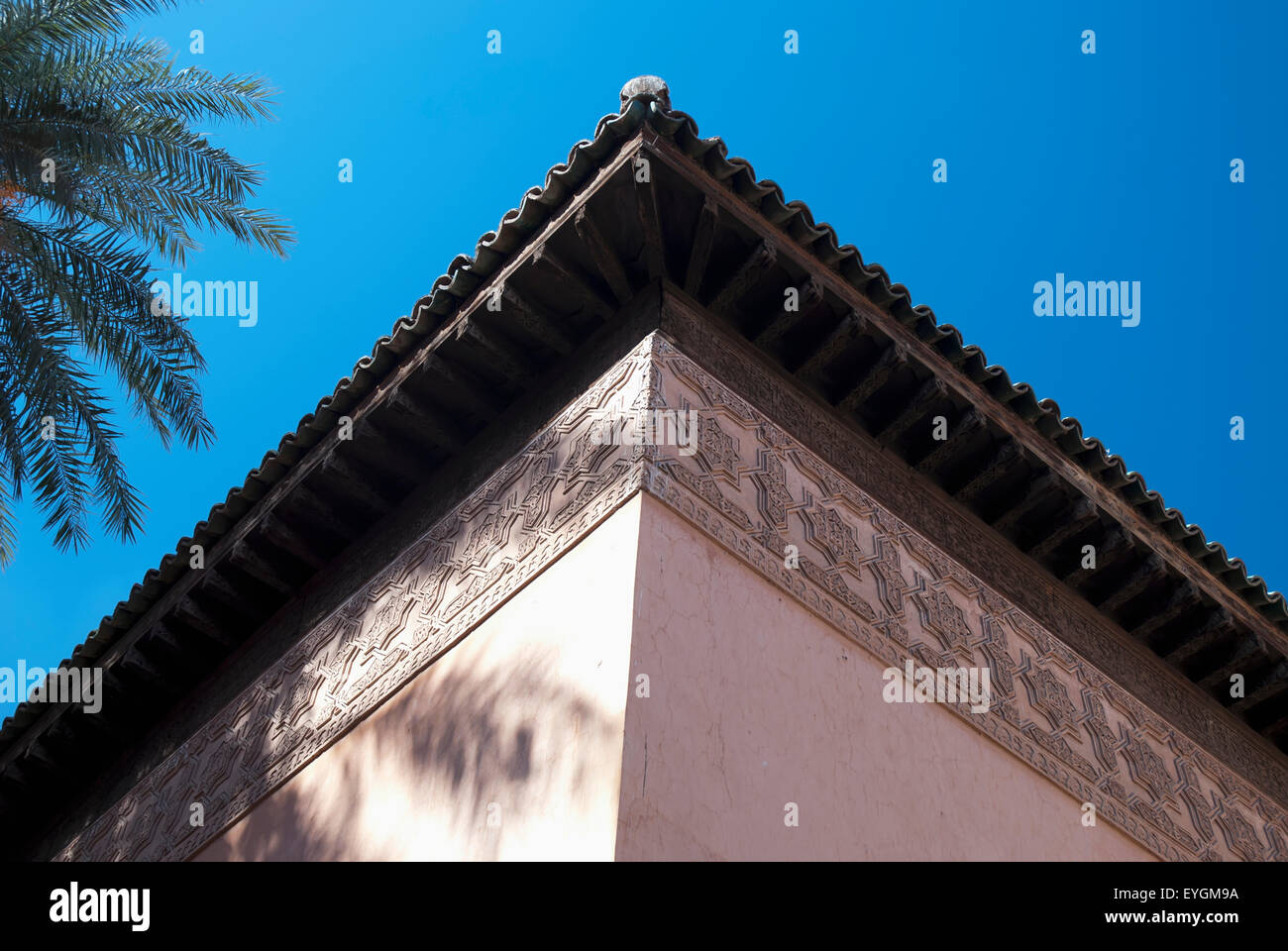 Le Maroc, corniche richement décorés avec des gravures traditionnelles islamiques Tombes Saadiennes au jardin ; Marrakech Banque D'Images