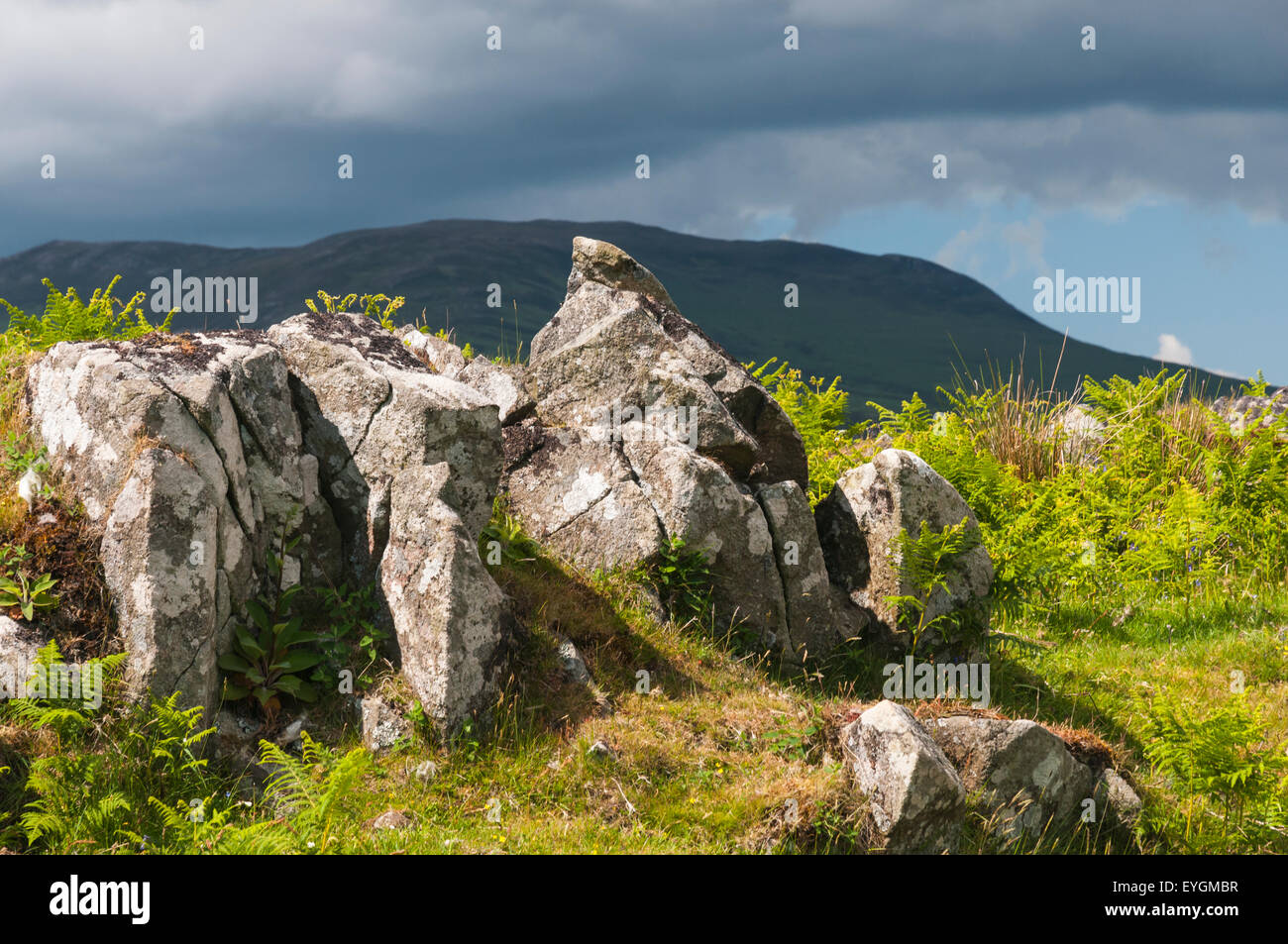 Sunlit rocks of moody hills Banque D'Images