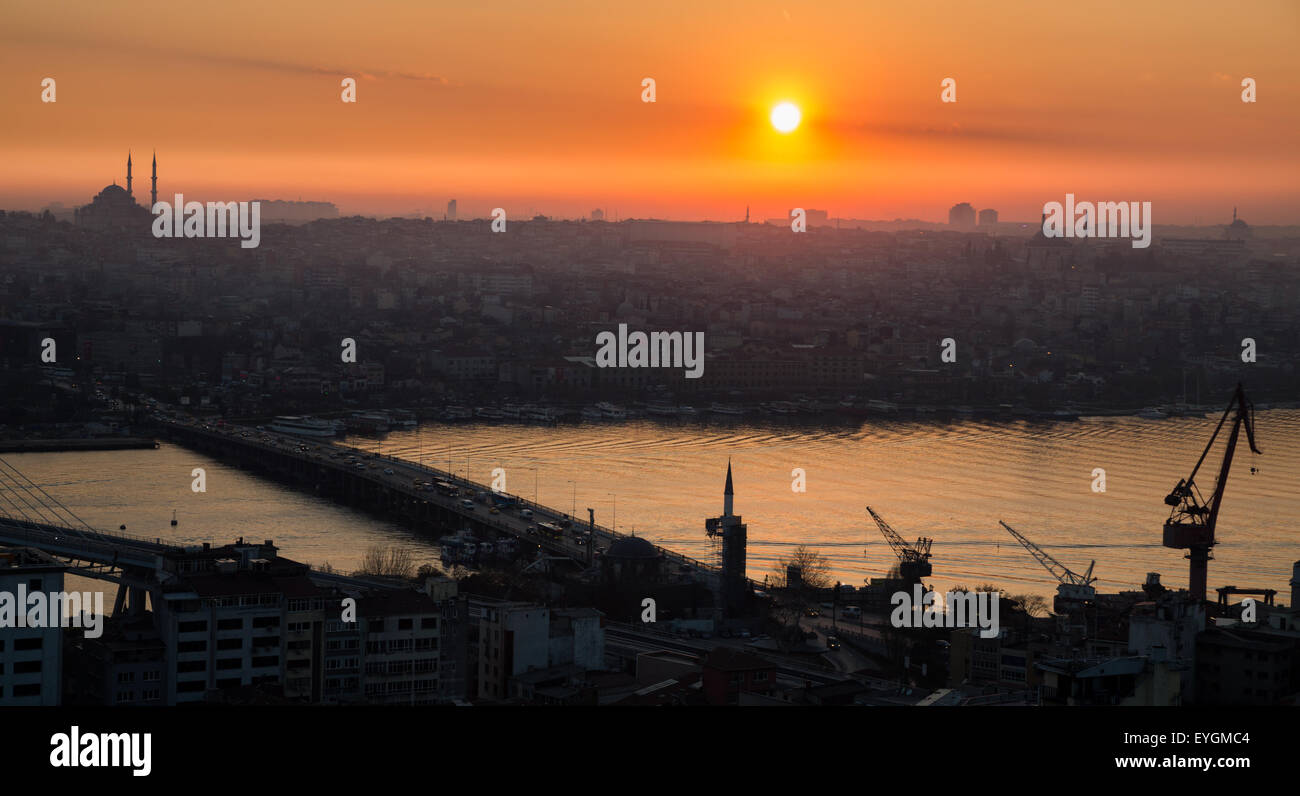 Corne d'or d'Istanbul au coucher du soleil, le profil à haut contraste Banque D'Images