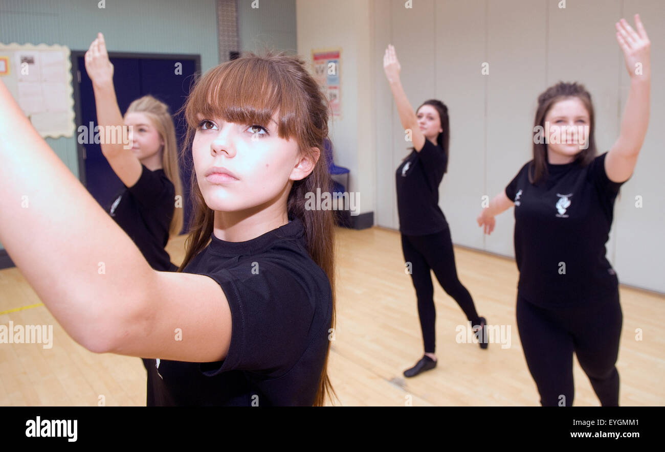 Les élèves de l'enseignement secondaire en leçon de danse, Surrey, UK. Banque D'Images