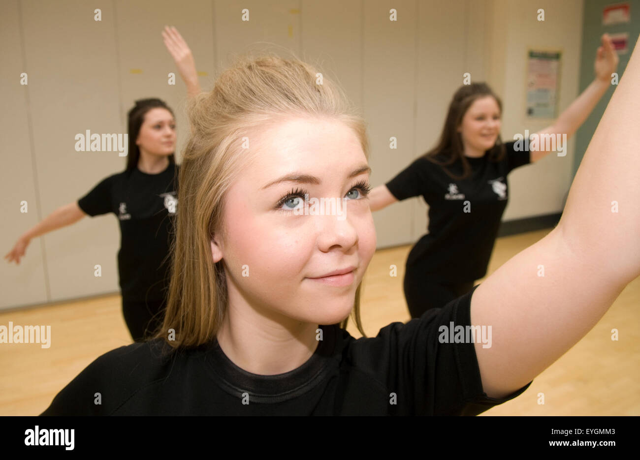 Les élèves de l'enseignement secondaire en leçon de danse, Surrey, UK. Banque D'Images
