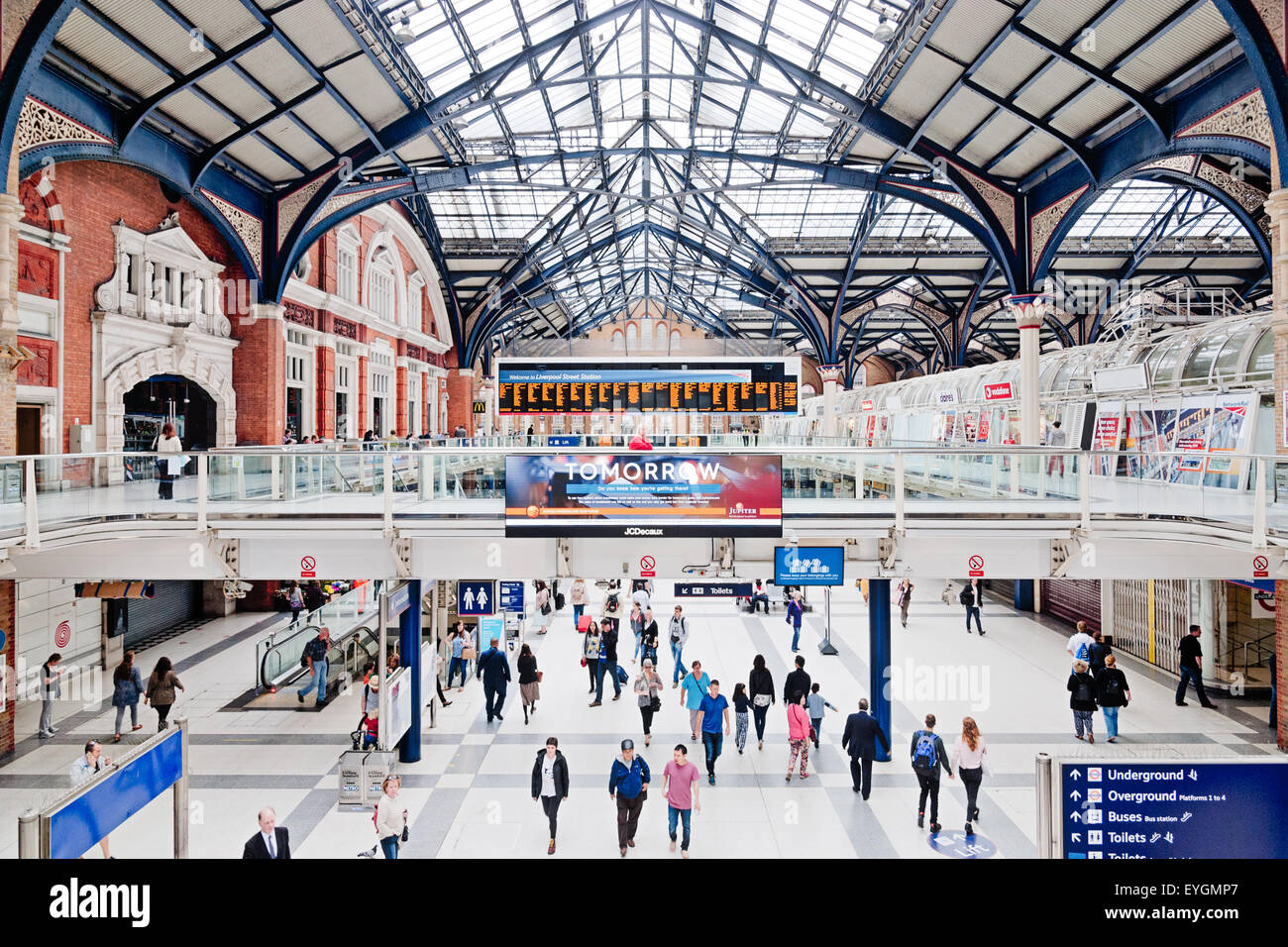 Animation de la gare de Liverpool Street, Londres. Un message sur l'affichage numérique indique - "demain". Banque D'Images